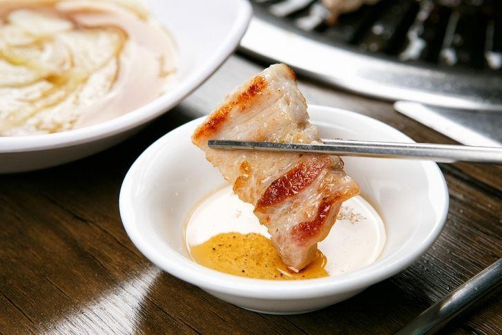 韓国人はみんな知ってる美味しいお肉の食べ方！、韓国焼肉、韓国BBQ、韓国牛肉、ハヌ、韓牛、ホンデ美味しいお店、ホンデ、ホンデ人気のお店、ホンデ観光、ホンデ旅行、話題のお店、焼肉、サムギョプサル、